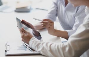 第三者から客観的なフィードバックを受けるイメージ